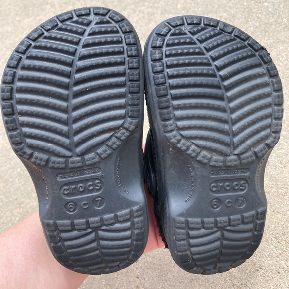 Black size 6-7 toddler Crocs - Picture 2 of 10